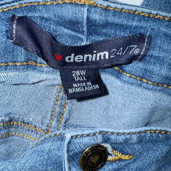 Denim 24/7 28W Tall Light Wash Stretch Denim Capri Jeans - Picture 4 of 5